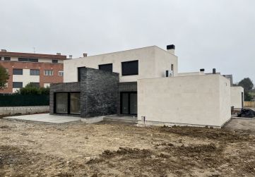 Muro revestido de piedra y solera de planta baja