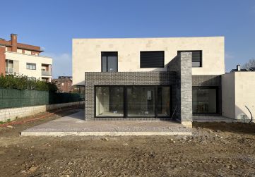 Frente de vivienda con solado de terraza